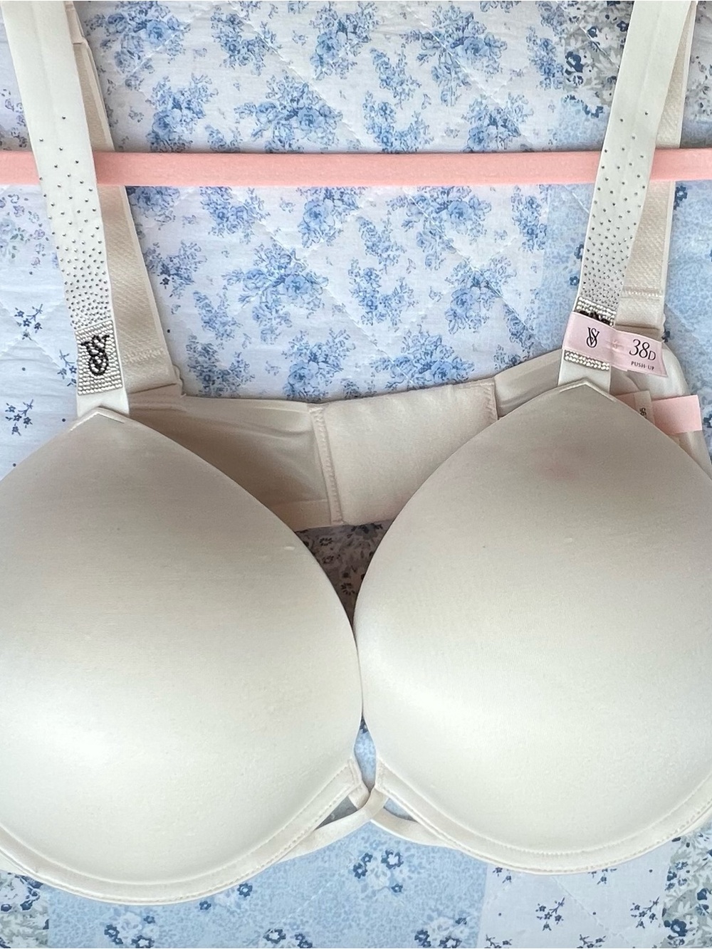 NWT Victoria’s Secret Very Sexy Push-Up Bra 38D Ivory Cream Bling Strap Crystal